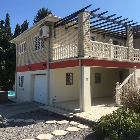Australin Villa, Villa