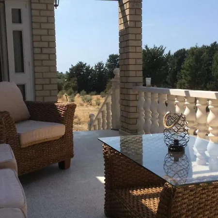 Australin Villa, فيلة لابيثوس